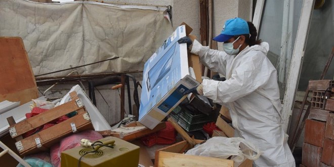 Bursa'da bir evden 4 kamyon çöp çıkarıldı