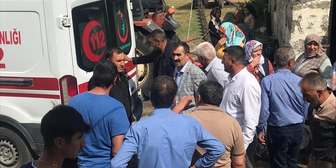 Patlayan mutfak tüpü evi yaktı: 1'i ağır 3 yaralı