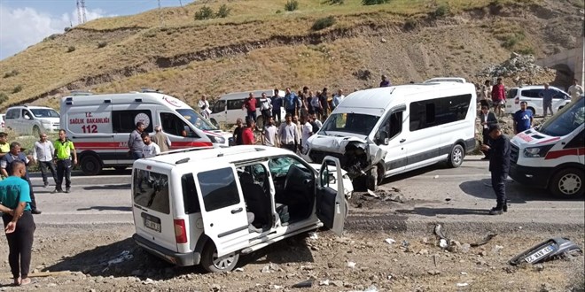 Yüksekova'da kaza: 2'si ağır 7 yaralı