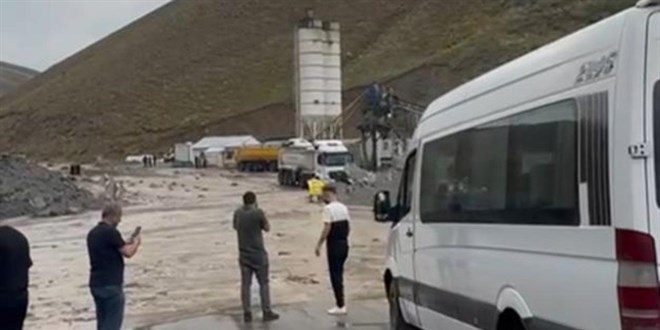 Van-Hakkari yolunda sel: Onlarca araç mahsur kaldı