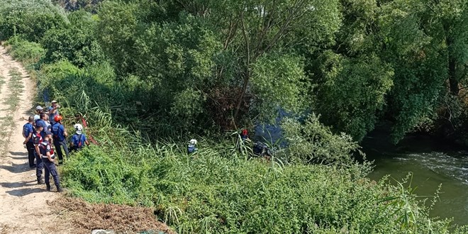 Nehre devrilen otomobildeki 2 kişi hayatını kaybetti