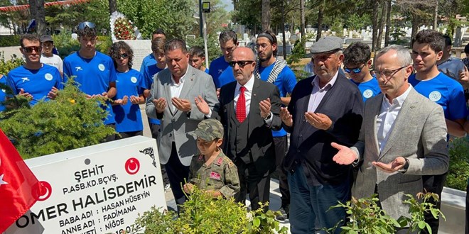 Vatandaşlar 15 Temmuz kahramanı şehit Ömer Halisdemir'in kabrine akın etti