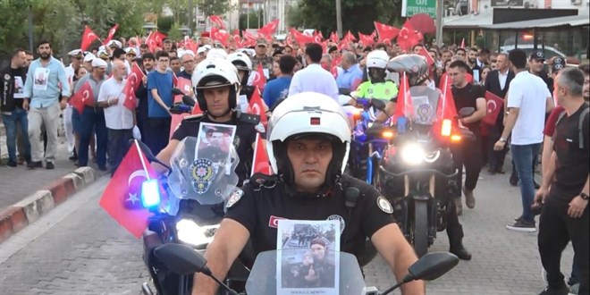 Polisler 15 Temmuz şehitlerinin resimlerini göğüslerinde taşıdı