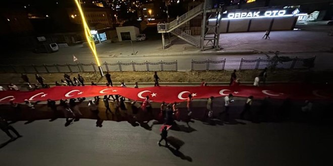 15 Temmuz yürüyüşü yapan gruba havai fişekli saldırı