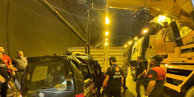 Tıra çarpan hafif ticari araçtaki 1 kişi öldü, 2 kişi yaralandı