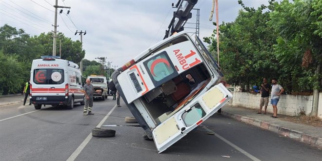 Hatay'da ambulans devrildi: 2 sağlık çalışanı yaralandı