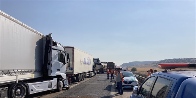 TAG Otoyolu'nda 7 araçlı zincirleme kaza: 1 ölü, 6 yaralı