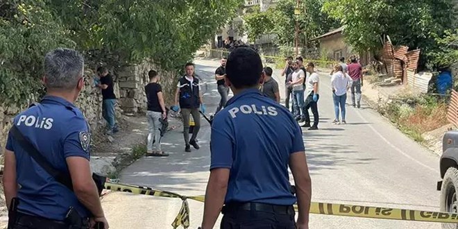 Evine misafir olan babasını öldürüp, kardeşini ağır yaraladı
