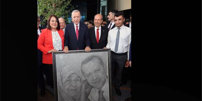 Cumhurbaşkanı Erdoğan'a annesi ile çekilen fotoğrafının filografi tablosu takdim edildi