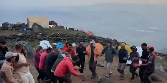 Ağrı Dağı'nda kaybolan 2 kişinin bulunması için çalışmalar sürüyor