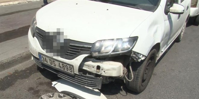 Motosikletli gençler önce araca, ardından direğe çarptı: 1 ölü