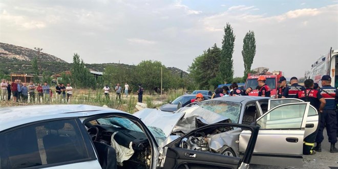 İki otomobilin kafa kafaya çarpıştığı kazada ölü sayısı 2'ye yükseldi