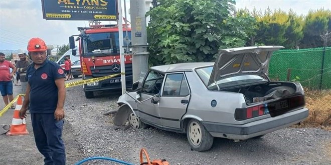 Aydınlatma direğine çarpan Tofaş'ın sürücüsü hayatını kaybetii