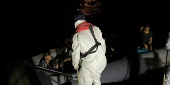 Çanakkale açıklarında 8 düzensiz göçmen yakalandı