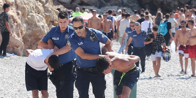 Balta ve neşterle polise direndiler...