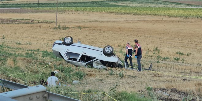 Çorum'da devrilen otomobildeki kadın öldü, bebeği yaralandı
