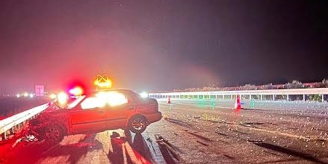 Bariyerlere çarpan otomobilin sürücüsü yola savruldu: 1 ölü