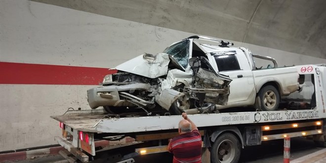 Yusufeli Tüneli'nde kamyonet duvara çarptı: 1 ölü, 2 yaralı