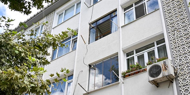 İstanbul'da çatlaklar oluşan 5 katlı bina boşaltıldı