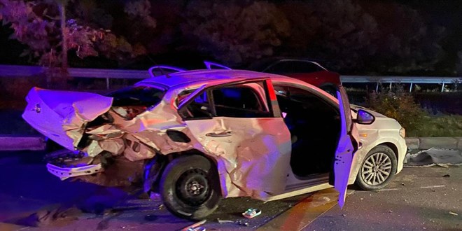 Afyonkarahisar'da iki otomobil çarpıştı: 1 ölü, 5 yaralı
