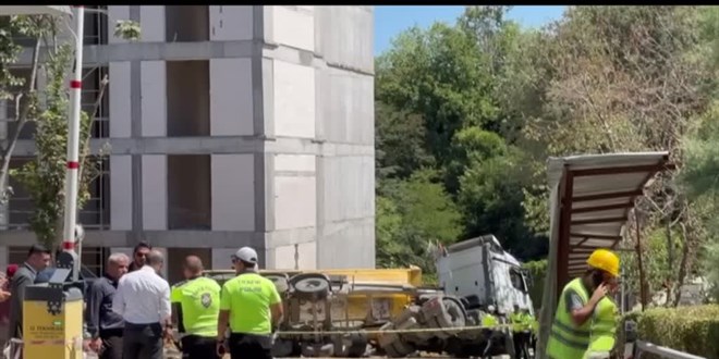 İstanbul'da yan yatan hafriyat kamyonunun altında kalan işçi öldü