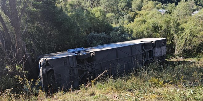 Erzincan'da yolcu otobüsü devrildi: 14 yaralı