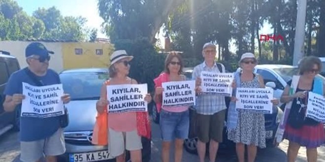 İzmir'de plajda eylem: 'Kıyılar halkındır'