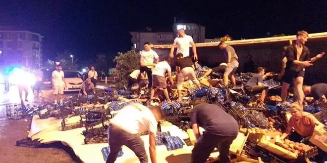 Silivri'de devrilen kamyondaki meyveleri kasalarla götürdüler