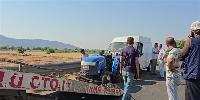 Hatay'da traktörle panelvan çarpıştı, 1 kişi öldü, 2 kişi yaralandı