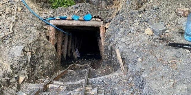 Maden ocağında iş makinesi ile duvar arasında sıkışan işçi hayatını kaybetti