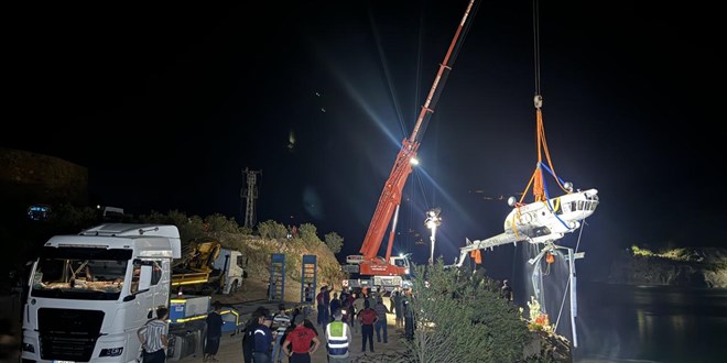 Adana'da göle düşen helikopter sudan çıkarıldı