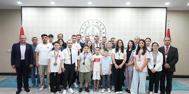 Bakan Tekin, dünya şampiyonu 'Türk Milli Bilgisayar Klavye Takımı'nı kabul etti