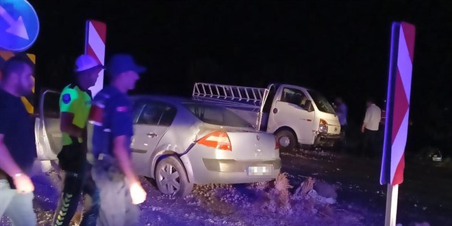 Konya'da otomobille kamyonet çarpıştı: 1 ölü, 7 yaralı