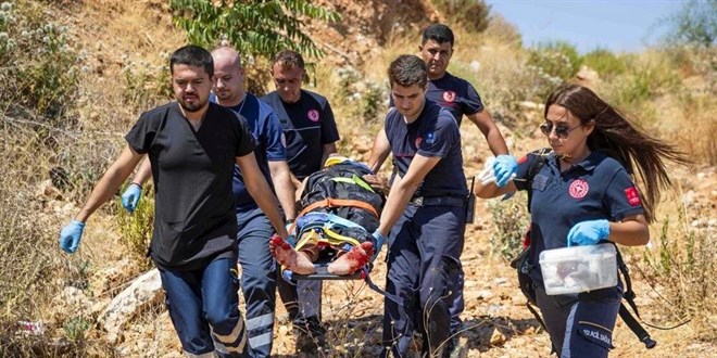 Tuvalet için yol kenarında durdu: Uçuruma yuvarlandı