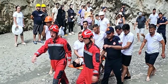 Saklıkent Kanyonu'nda turist kafilesinin üzerine taşlar düştü