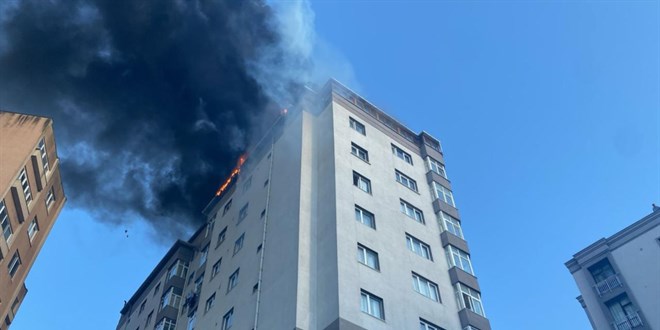 İstanbul'da 13 katlı binanın çatısında yangın