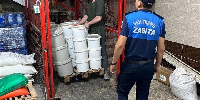 Gaziantep'te tonlarca bozulmuş ve etiketsiz ürün imha edildi
