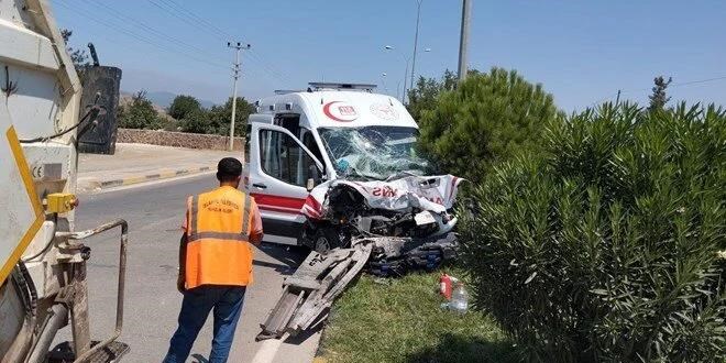 Ambulans ile tanker çarpıştı: 3 sağlıkçı yaralı
