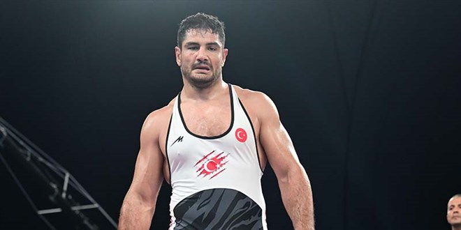 Milli güreşçi Taha Akgül'den, Paris 2024'te bronz madalya
