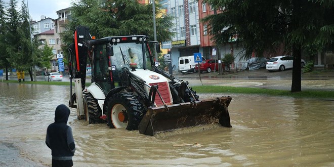 Ordu'da sağanak sele neden oldu: Yol ulaşıma kapandı