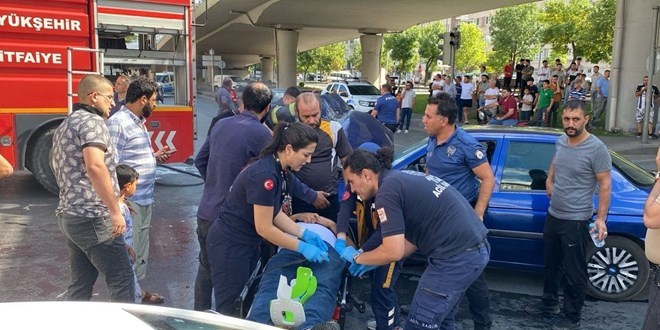 3 araç çarpıştı, kamyonet devrildi: 3 yaralı