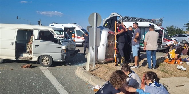 Çanakkale'de otomobille minibüs çarpıştı: 7 yaralı