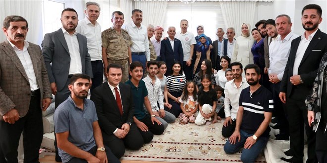 İçişleri Bakanı Yerlikaya'dan İkiyaka köyüne ziyaret