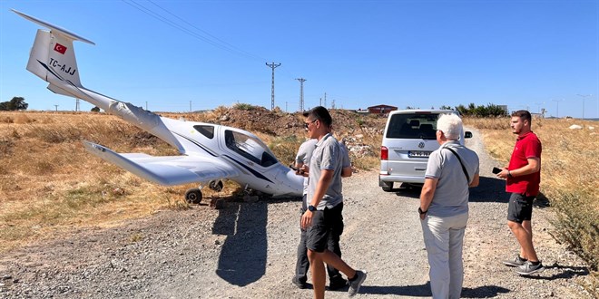 Çanakkale'de eğitim uçağı tarlaya acil iniş yaptı