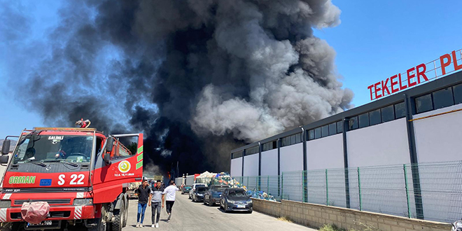 Manisa'da üzüm işleme tesisinde yangın kontrol altına alındı