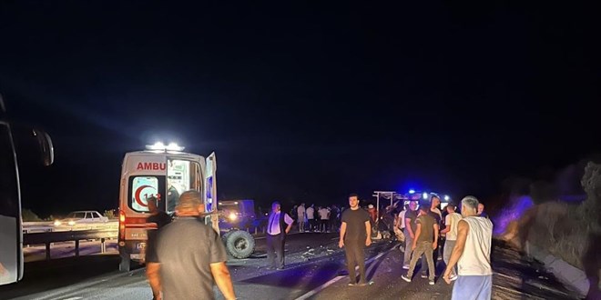 Mardin'de otomobil traktöre çarptı: 2 ölü, 3 yaralı