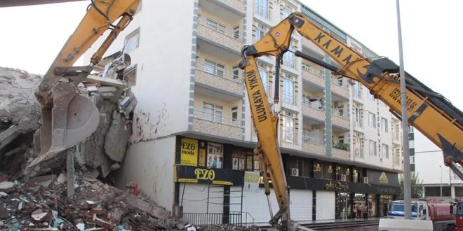 Kontrollü yıkımı yapılan apartman, diğer apartmanın üzerine devrildi