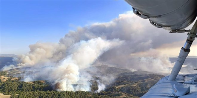 Gördes'teki orman yangını sürüyor: 2 kırsal mahalle boşaltıldı