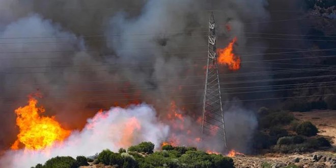 İzmir'deki yangında 87 ev ve 45 iş yeri boşaltıldı, 16 ev yandı