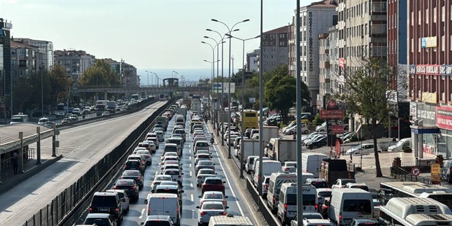 İstanbul'da metrobüs hattındaki yol çalışması trafik yoğunluğu oluşturdu